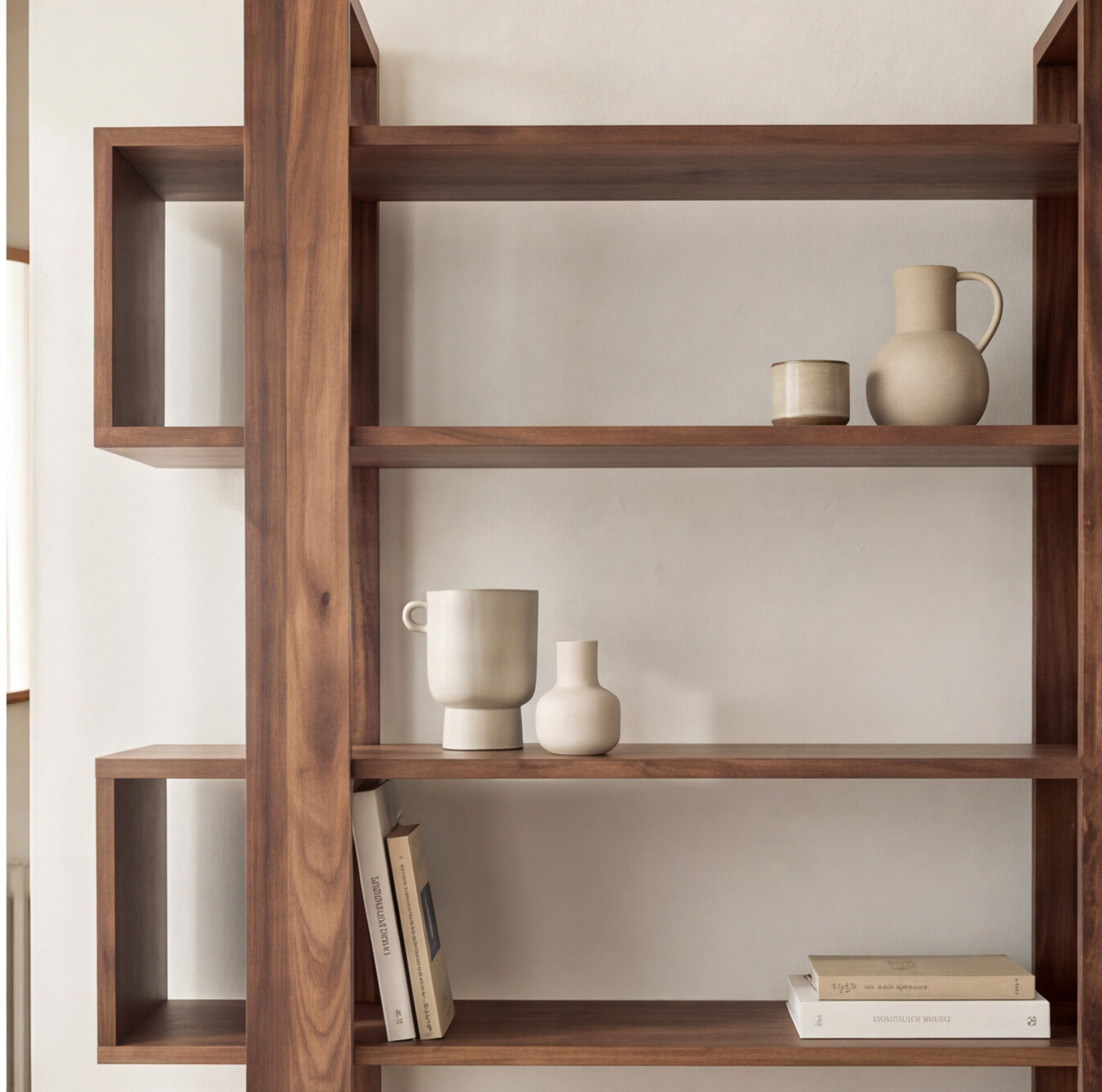 Bodhi Bücherregal aus massiver schwarzer Walnuss